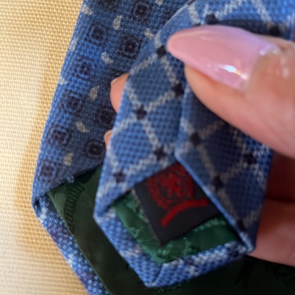 Tommy Hilfiger Silk Necktie. Light blue with navy and white design - Picture 3 of 4